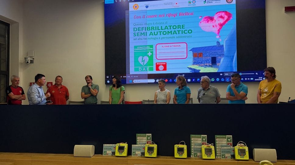 Defibrillatori in quota che comunicano con l’ospedale: completata nel Biellese la prima rete alpina d’Europa