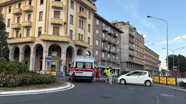 Incidente alla rotonda di via Larmora, ciclista ferito ma in modo non grave