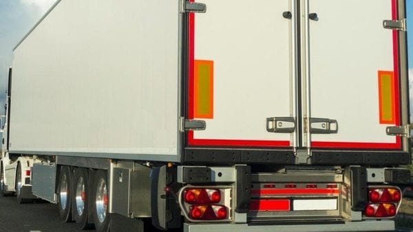 Camion si ribalta nella scarpata a Valle San Nicolao