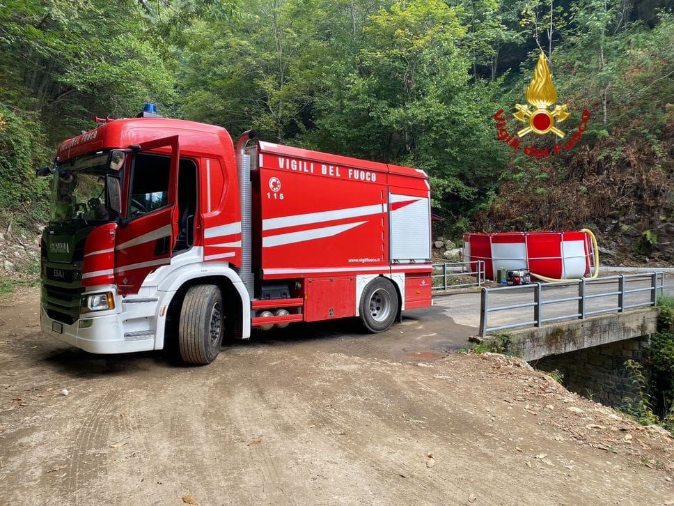 L’incendio si fa strada nel bivacco Cascinetta, pronto intervento con 30 lanci dall’elicottero