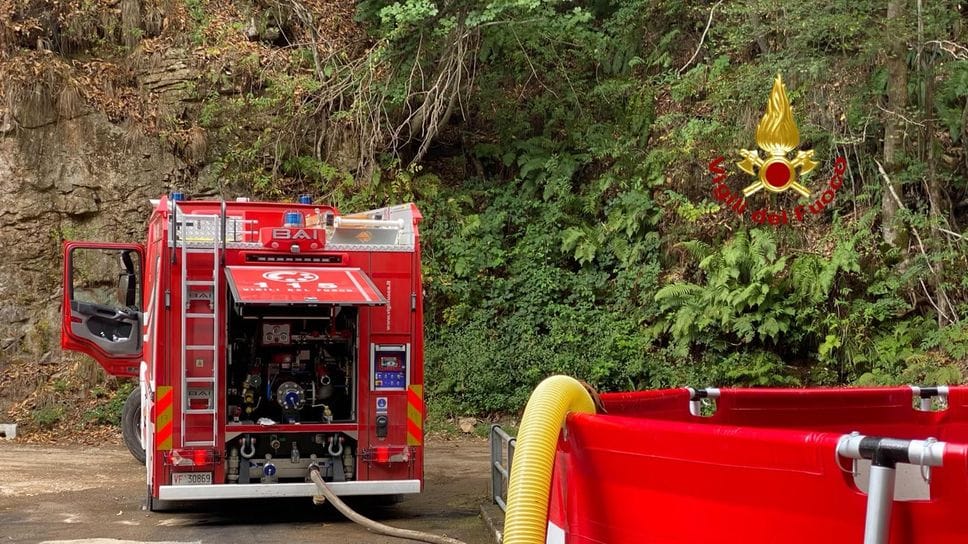 L’incendio si fa strada nel bivacco Cascinetta, pronto intervento con 30 lanci dall’elicottero