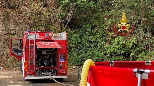 L’incendio si fa strada nel bivacco Cascinetta, pronto intervento con 30 lanci dall’elicottero