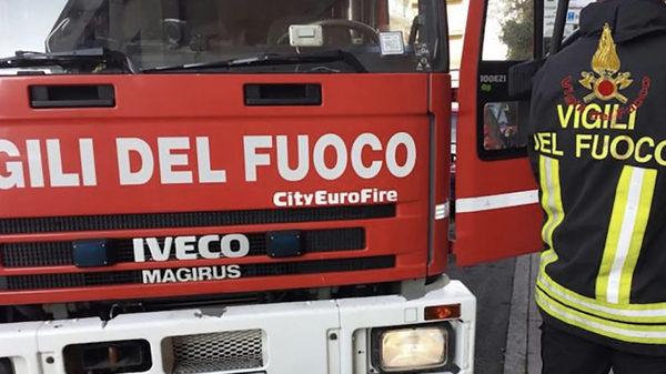 Cade sul balcone di casa, soccorso dai vigili del fuoco