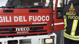 Cade sul balcone di casa, soccorso dai vigili del fuoco