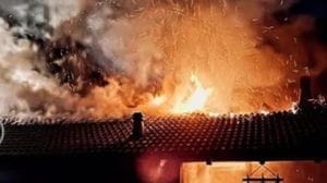 A fuoco il tetto di una casa, sei ore per spegnere le fiamme