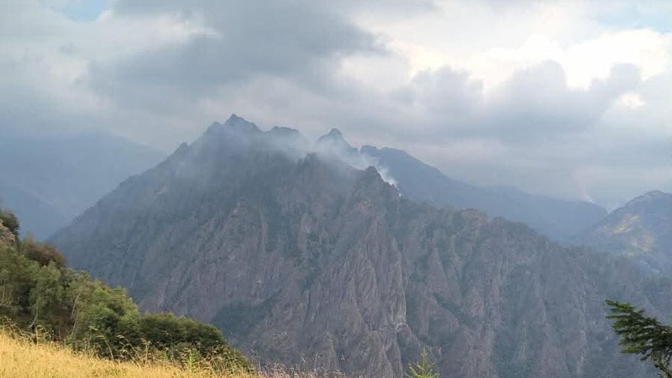 La pioggia sta spegnendo l’incendio sul Monte Barone