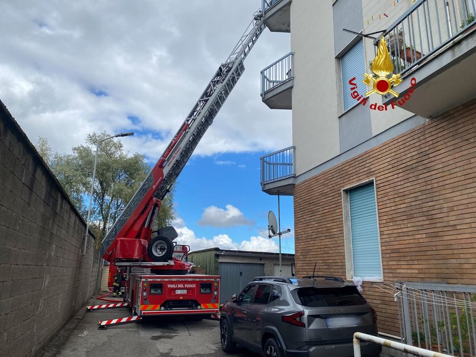 Incendio in un palazzo di Gaglianico: sette intossicati, uno è grave al Cto di Torino