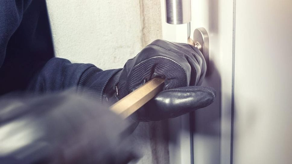 Gli entrano in casa e gli rubano dei monili in oro