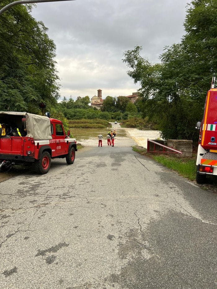 Attraversa il guado a Castelletto Cervo in bici e viene travolto da un’onda: disperso