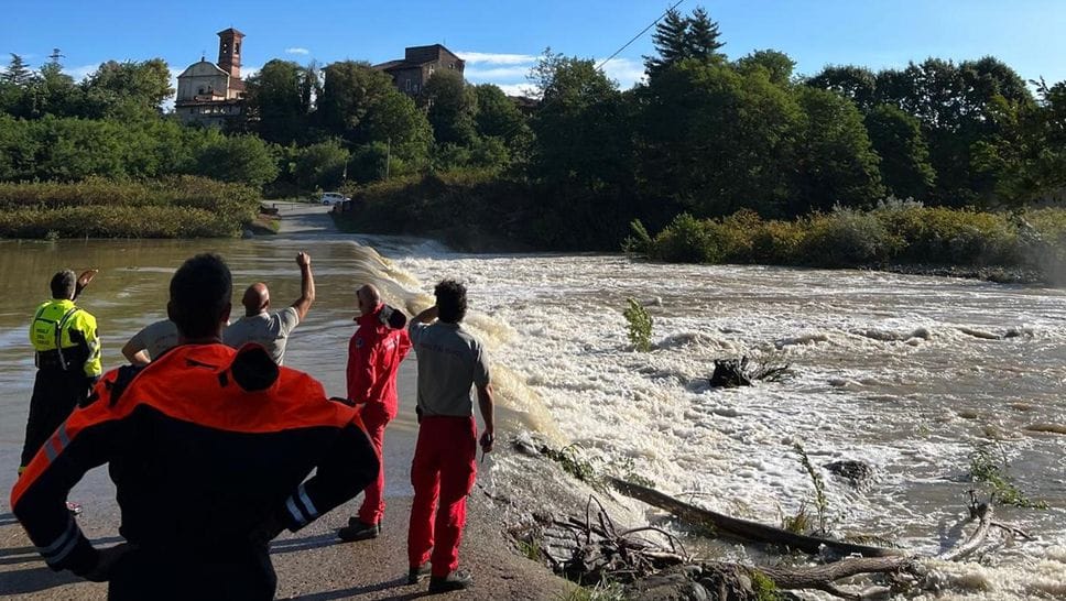 Attraversa il guado a Castelletto Cervo in bici e viene travolto da un’onda: disperso