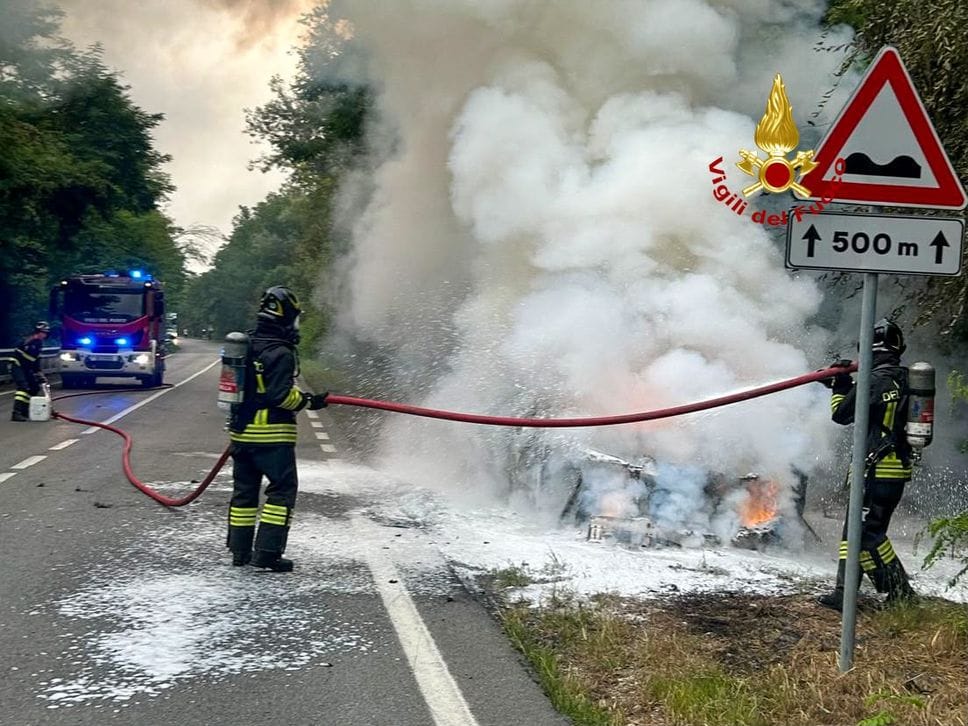 Auto a fuoco sulla Settimo Vittone