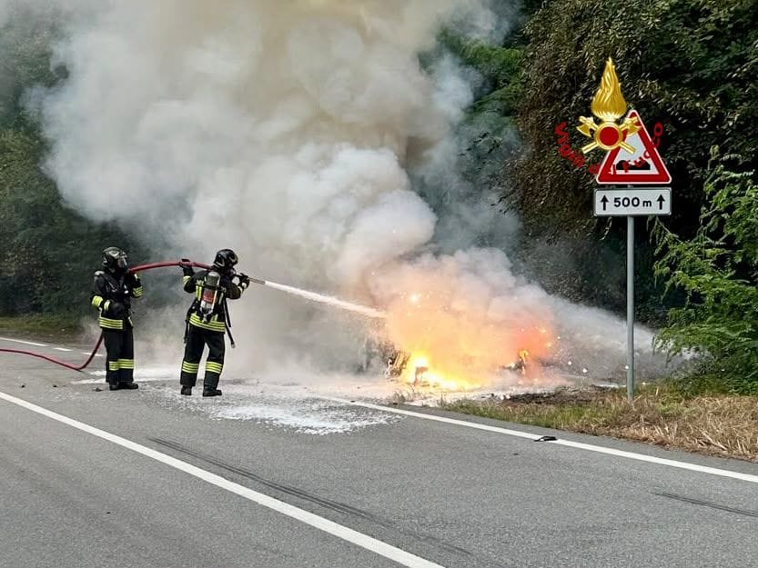 Auto a fuoco sulla Settimo Vittone