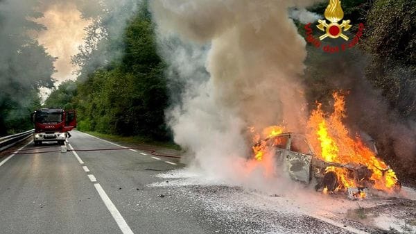 Auto a fuoco sulla Settimo Vittone