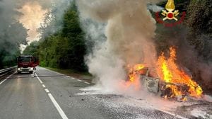 Auto a fuoco sulla Settimo Vittone
