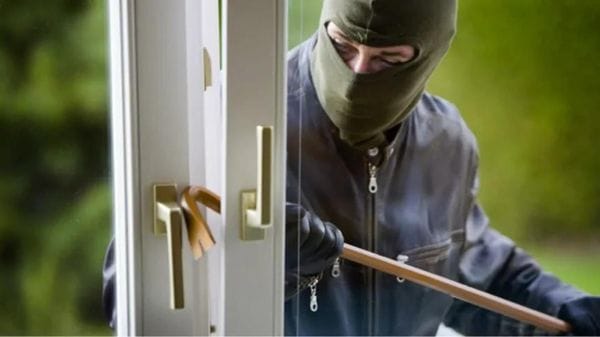 Ladri entrano in un appartamento a Gaglianico