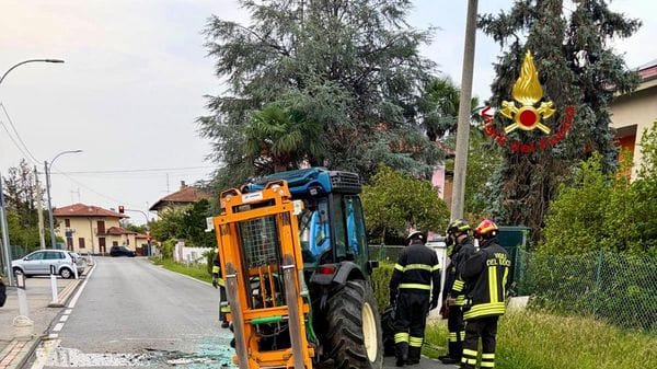 Trattore si ribalta a Lessona, conducente illeso