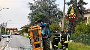 Trattore si ribalta a Lessona, conducente illeso