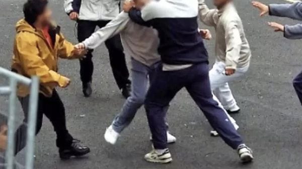 Lite tra alcuni giovani. E spunta un coltello