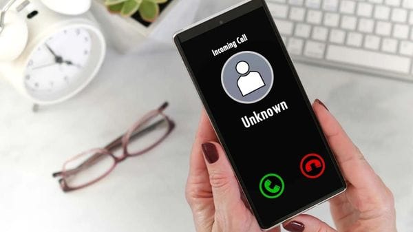 Attacchi hacker su WhatsApp, l’allarme della polizia