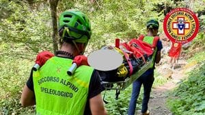 Ragazza cade e si fa male in montagna, interviene il soccorso alpino
