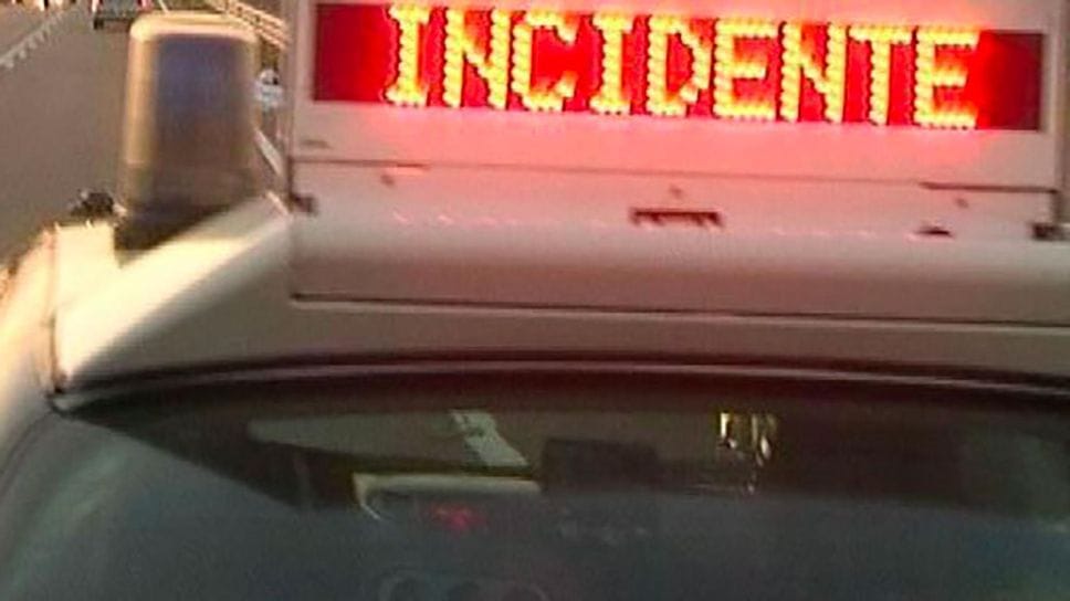Incidente in superstrada, traffico rallentato