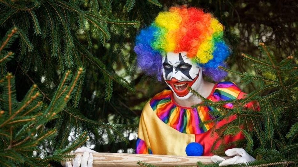 Si veste da clown e inizia a urlare in strada