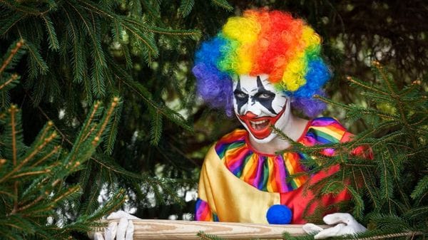 Si veste da clown e inizia a urlare in strada