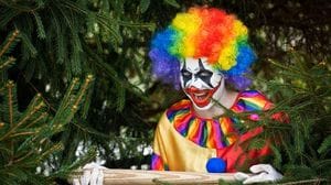 Si veste da clown e inizia a urlare in strada