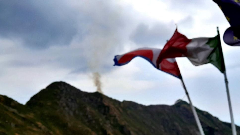 Un fulmine colpisce il Monte Barone e si scatena un vasto incendio