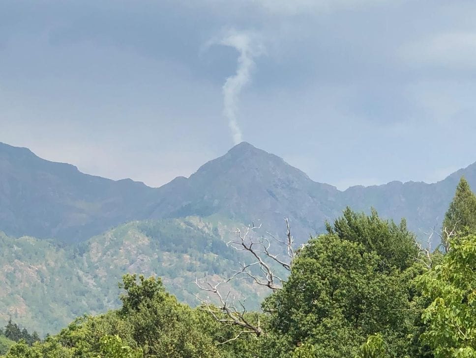 Un fulmine colpisce il Monte Barone e si scatena un vasto incendio