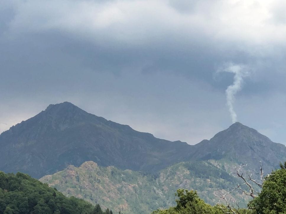 Un fulmine colpisce il Monte Barone e si scatena un vasto incendio