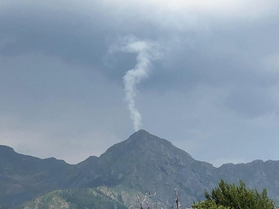 Un fulmine colpisce il Monte Barone e si scatena un vasto incendio