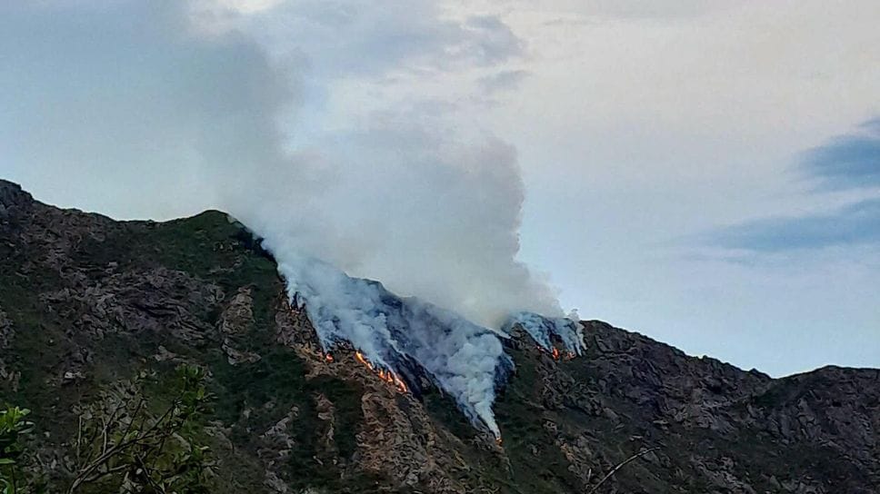 Continuano le operazioni di spegnimento dell’incendio sul Monte Barone
