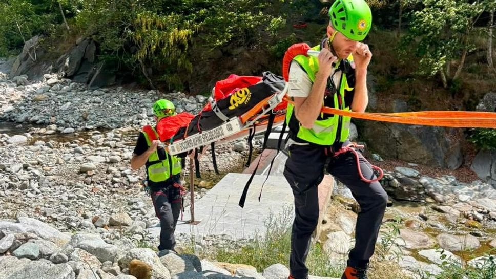 Cade in un canale, uomo portato in ospedale in condizioni serie