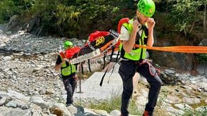 Cade in un canale, uomo portato in ospedale in condizioni serie