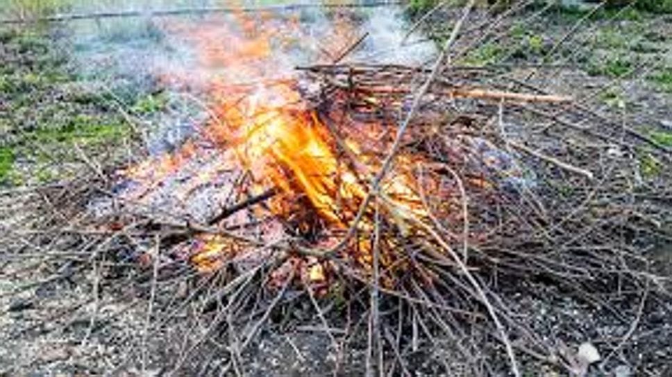 Incendio di sterpaglie a Pray