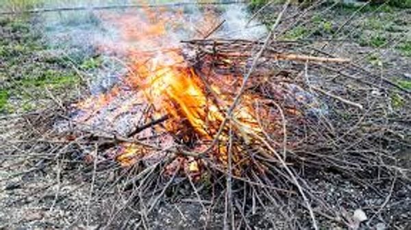 Incendio di sterpaglie a Pray