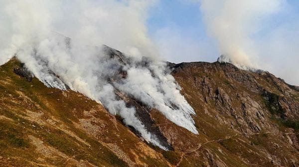 L’incendio sul Monte Barone peggiora ancora dopo 48 ore e si diffonde anche sul Gemevola