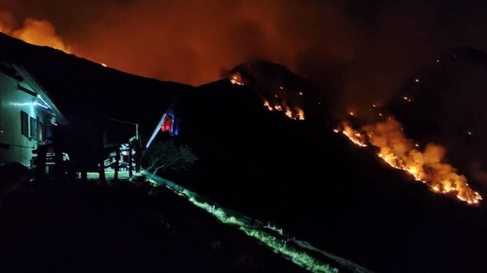 Incendio sul Monte Barone, evacuati i titolari del rifugio e un pastore