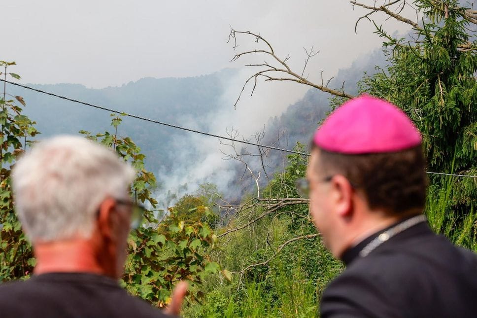 La vicinanza del Vescovo alla popolazione della Valsessera, ai vigili del fuoco e ai volontari dell’aib