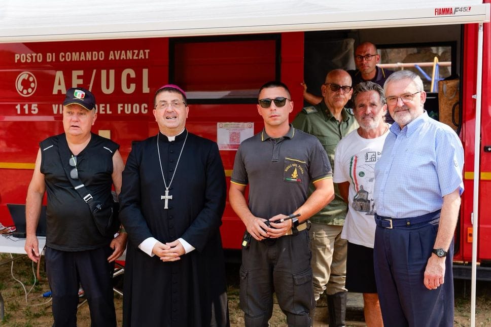 La vicinanza del Vescovo alla popolazione della Valsessera, ai vigili del fuoco e ai volontari dell’aib
