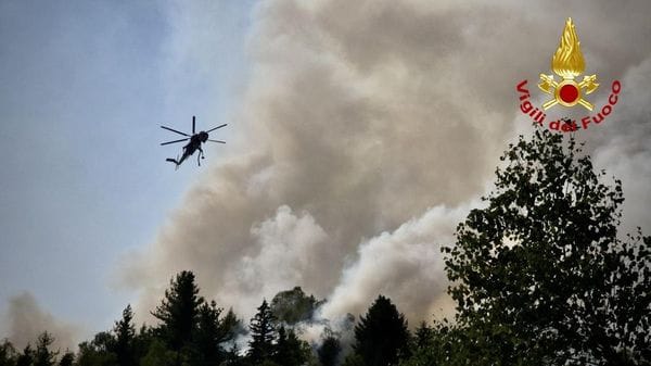 Le piogge non fermano l’incendio sul Monte Barone