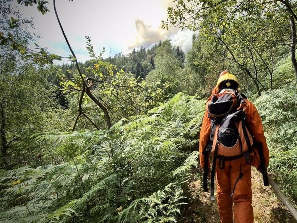 Le piogge non fermano l’incendio sul Monte Barone