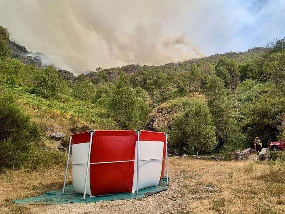 Le piogge non fermano l’incendio sul Monte Barone