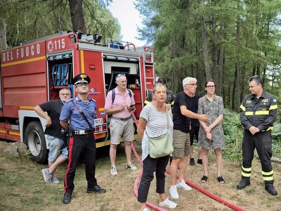Le piogge non fermano l’incendio sul Monte Barone