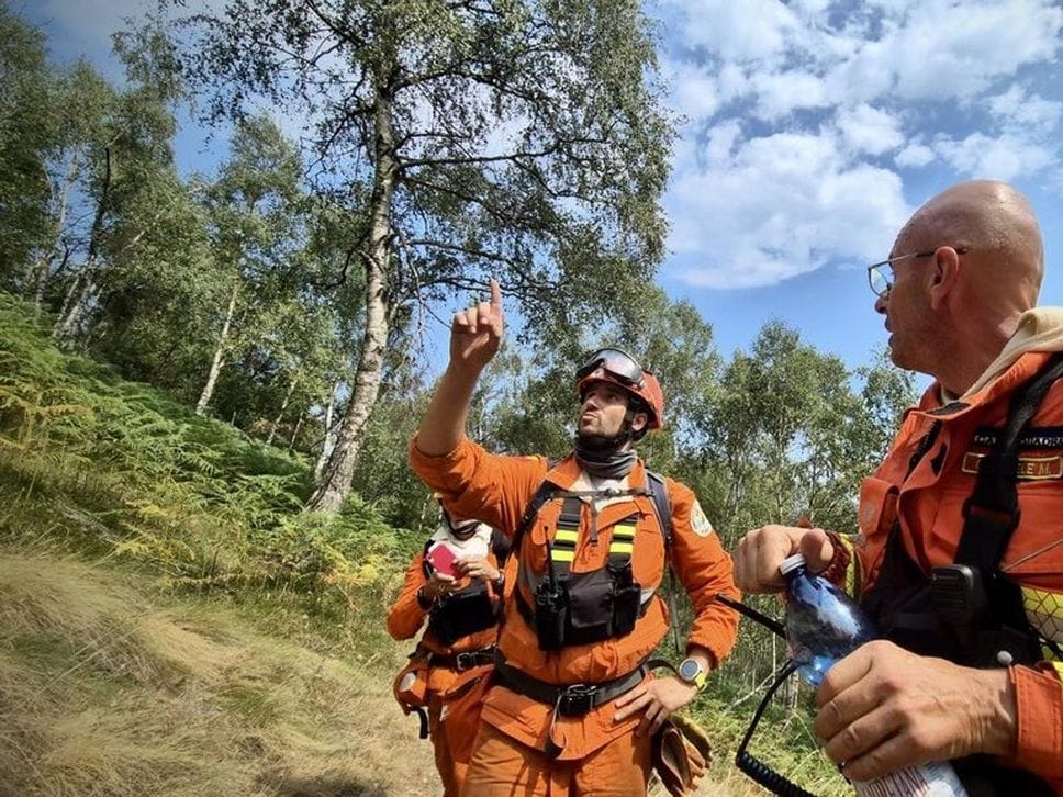 Le piogge non fermano l’incendio sul Monte Barone