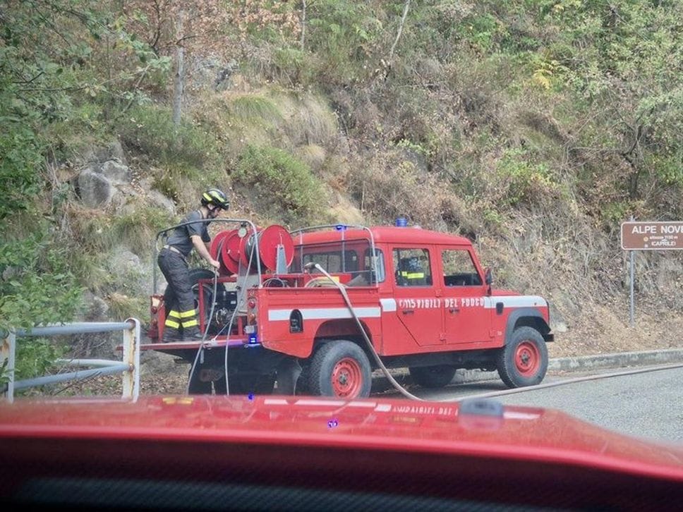 Le piogge non fermano l’incendio sul Monte Barone