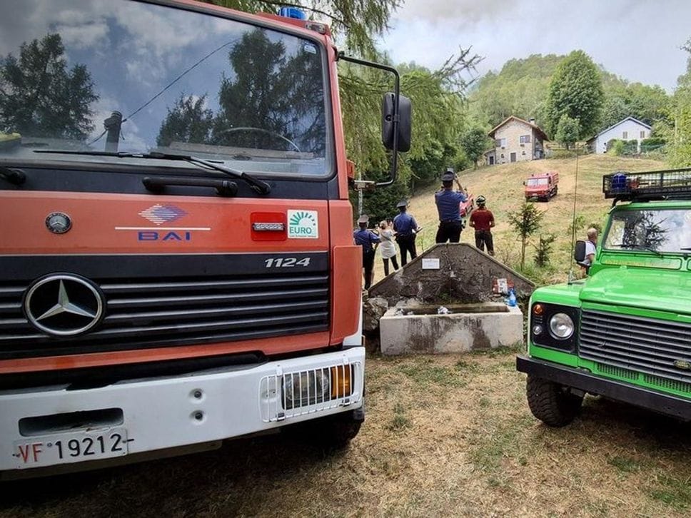 Le piogge non fermano l’incendio sul Monte Barone