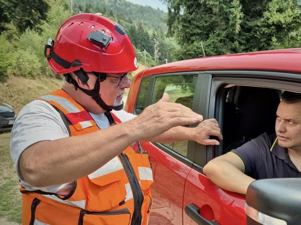 Le piogge non fermano l’incendio sul Monte Barone