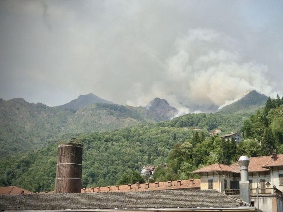 Le piogge non fermano l’incendio sul Monte Barone